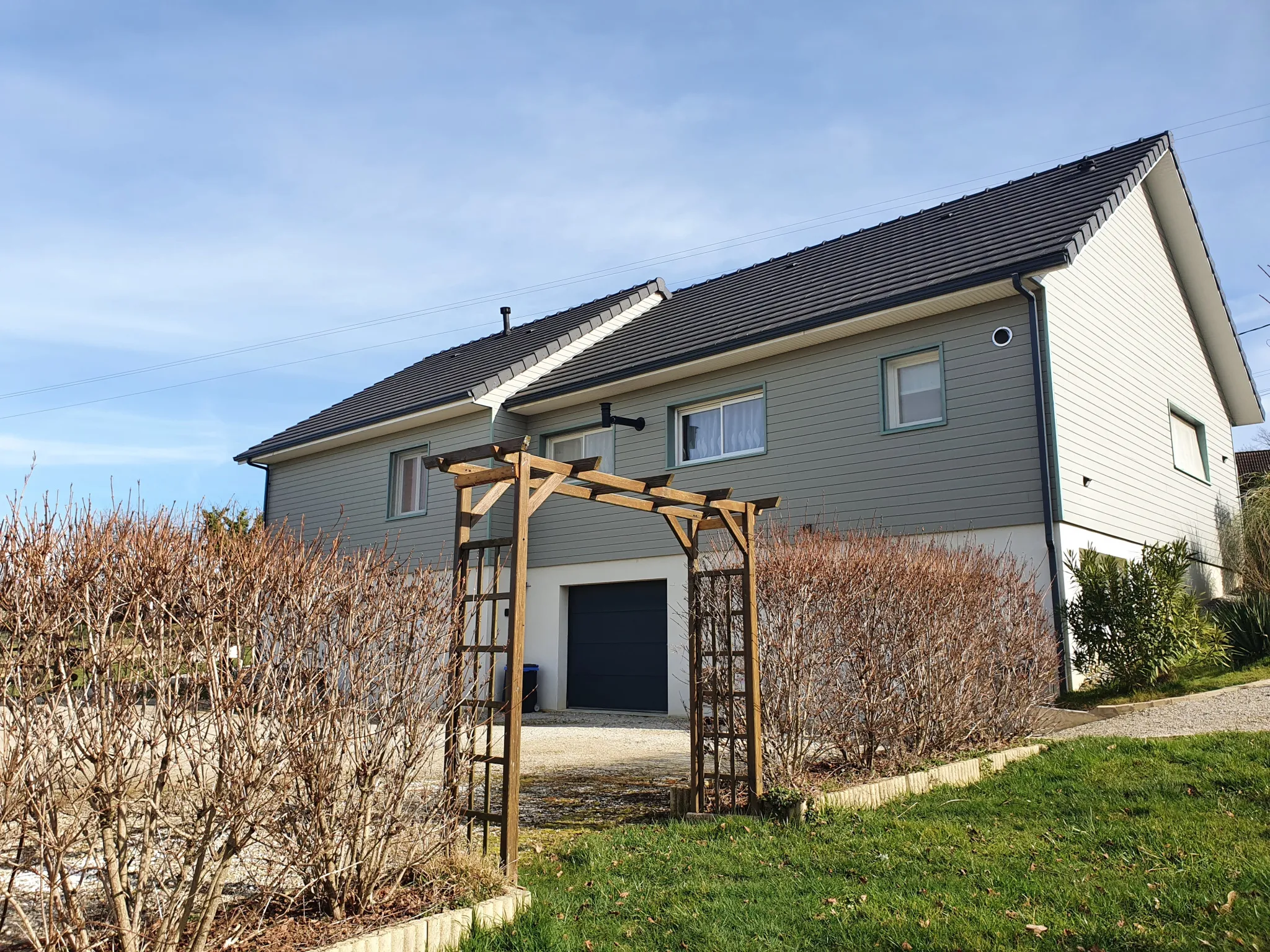 Maison ossature bois construite en 2018 avec vue sur la vallée à Laguenne 