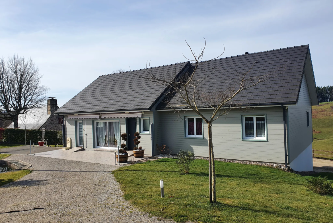 Maison ossature bois construite en 2018 avec vue sur la vallée à Laguenne 