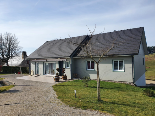 Maison ossature bois construite en 2018 avec vue sur la vallée à Laguenne