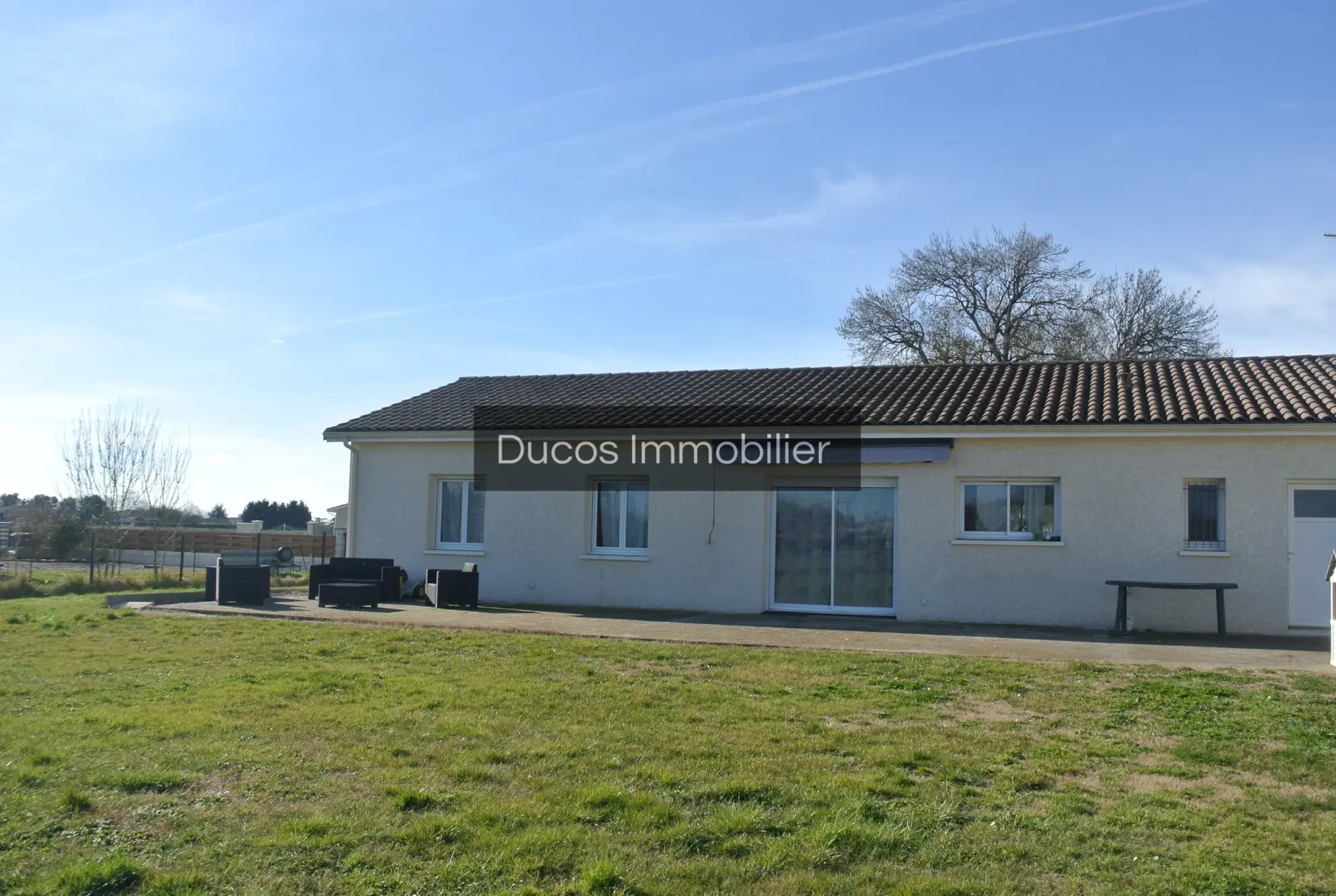 Maison de plain-pied moderne à Sainte Bazeille avec 4 chambres 