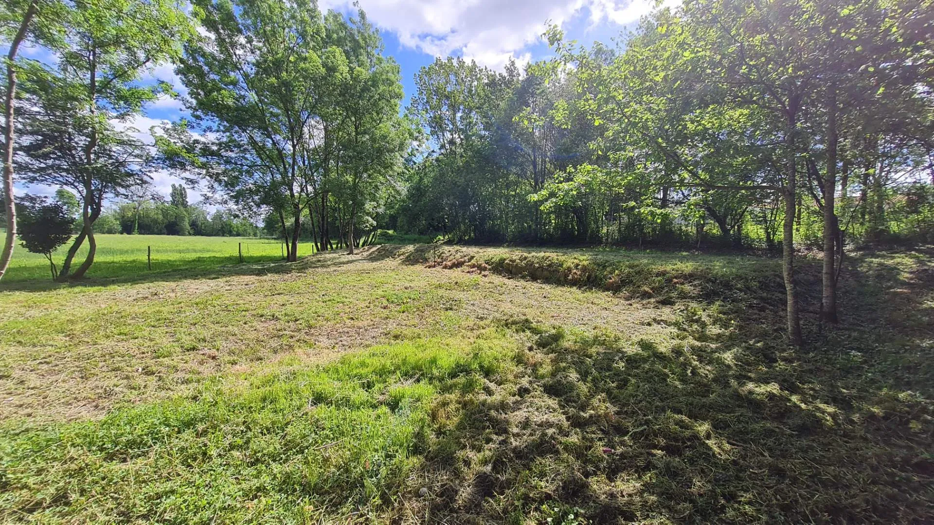 Agréable terrain de loisirs au bord du Lay à Moutiers sur le Lay 