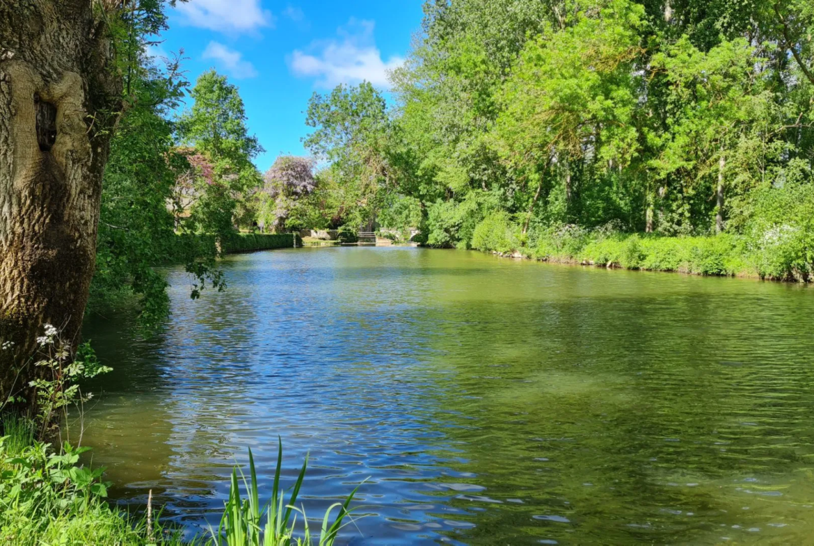 Agréable terrain de loisirs au bord du Lay à Moutiers sur le Lay 