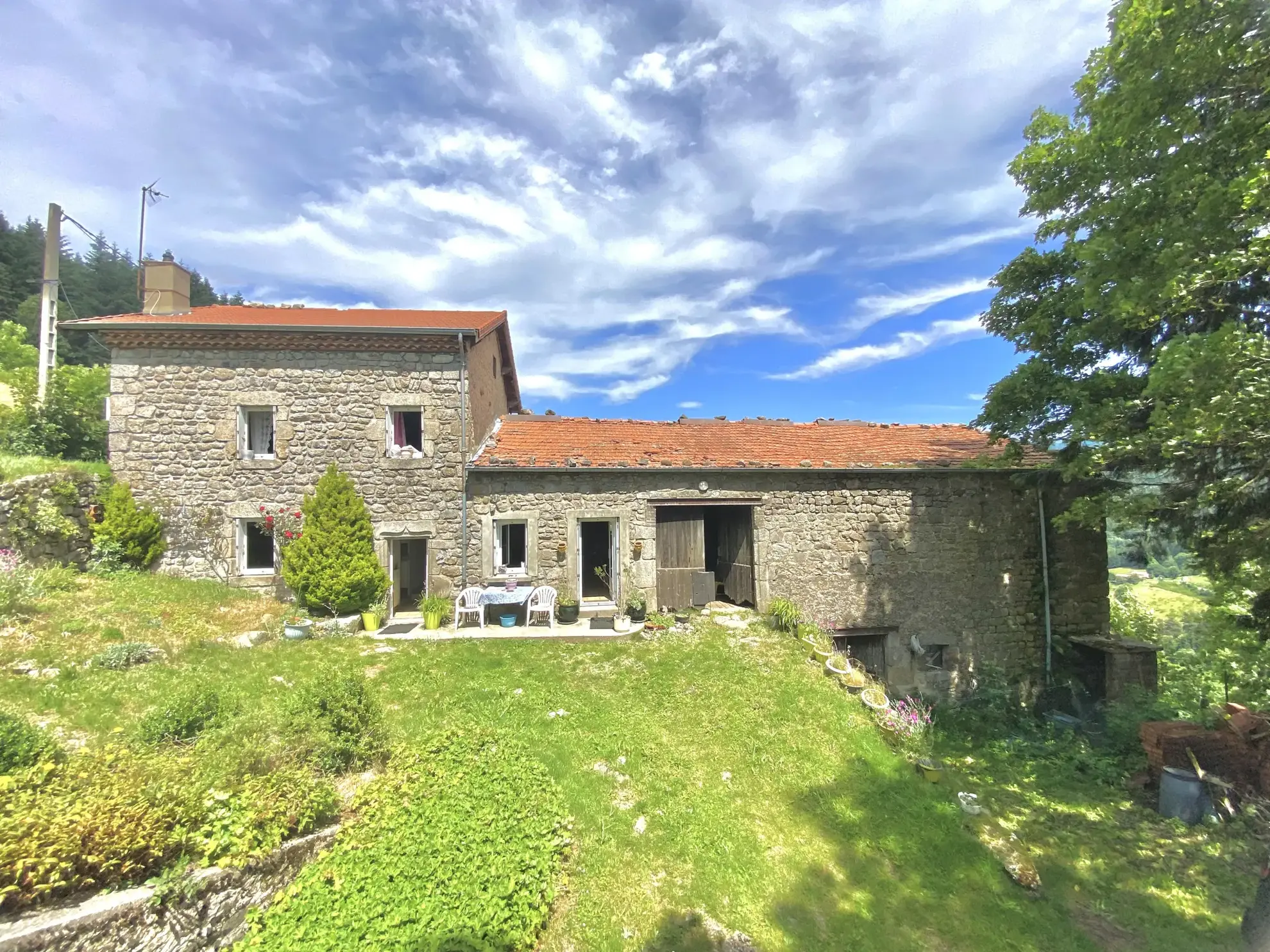 Ancienne ferme de 110 m² avec grange de 89 m² à St Sauveur en Rue 