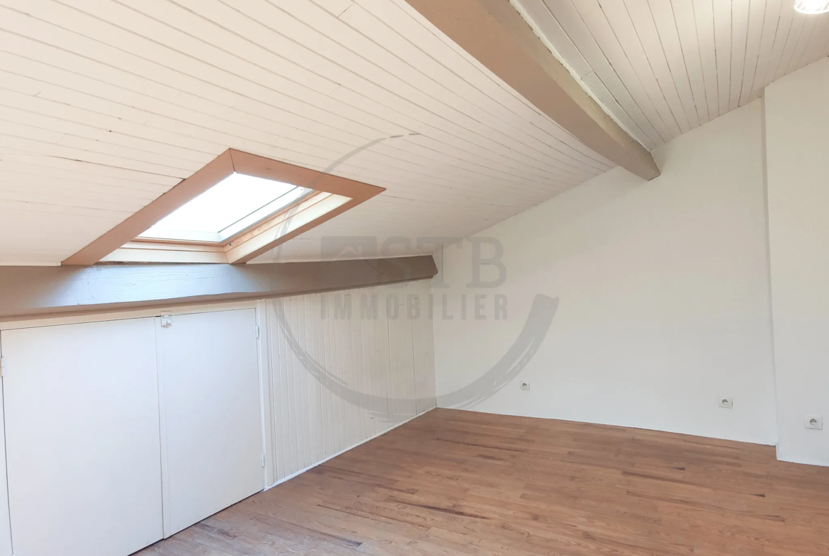 Maison de village rénovée avec garage à Saint-Laurent-du-Pape - 85m² 