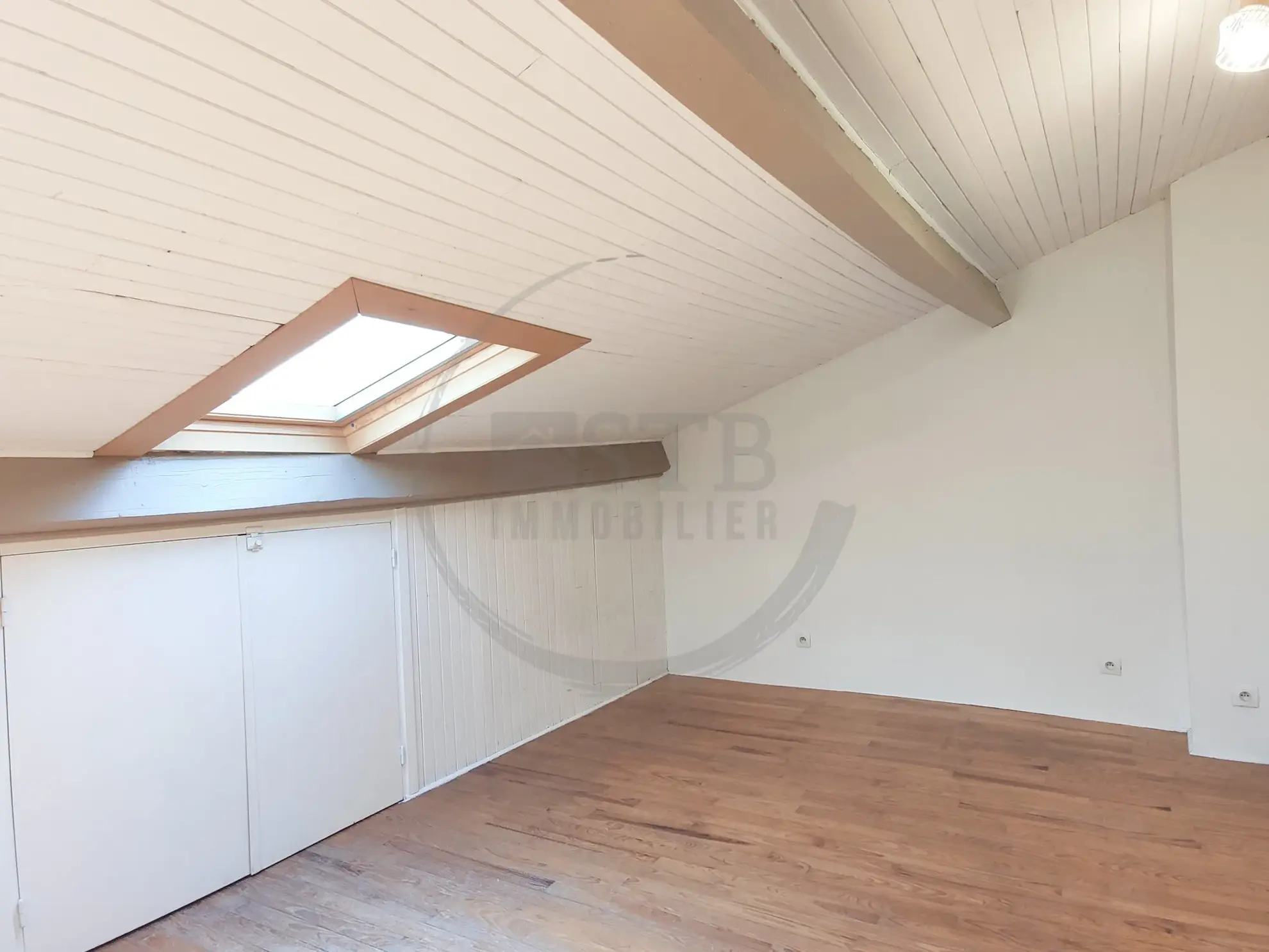 Maison de village rénovée avec garage à Saint-Laurent-du-Pape - 85m² 