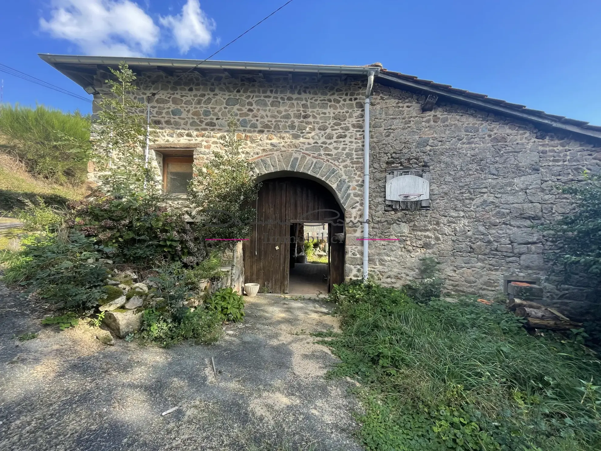 Maison de campagne en pierre à rénover avec terrain arboré à Cublize 