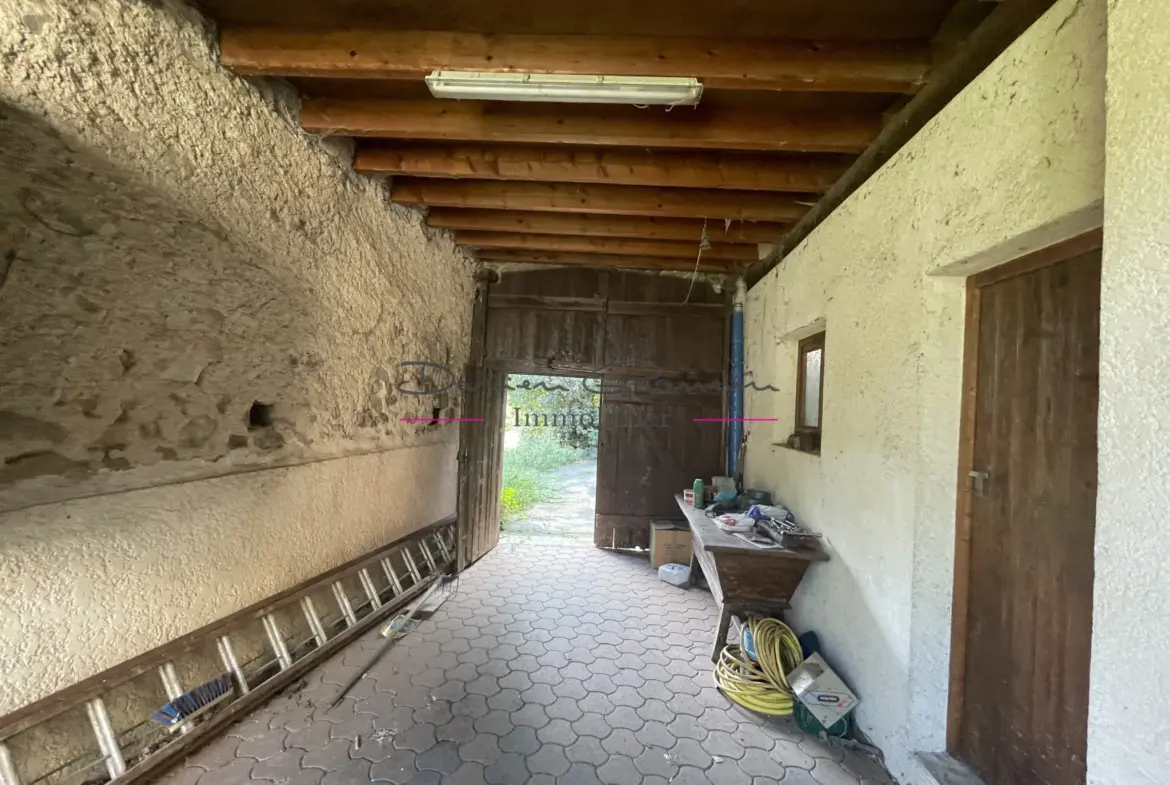 Maison de campagne en pierre à rénover avec terrain arboré à Cublize 