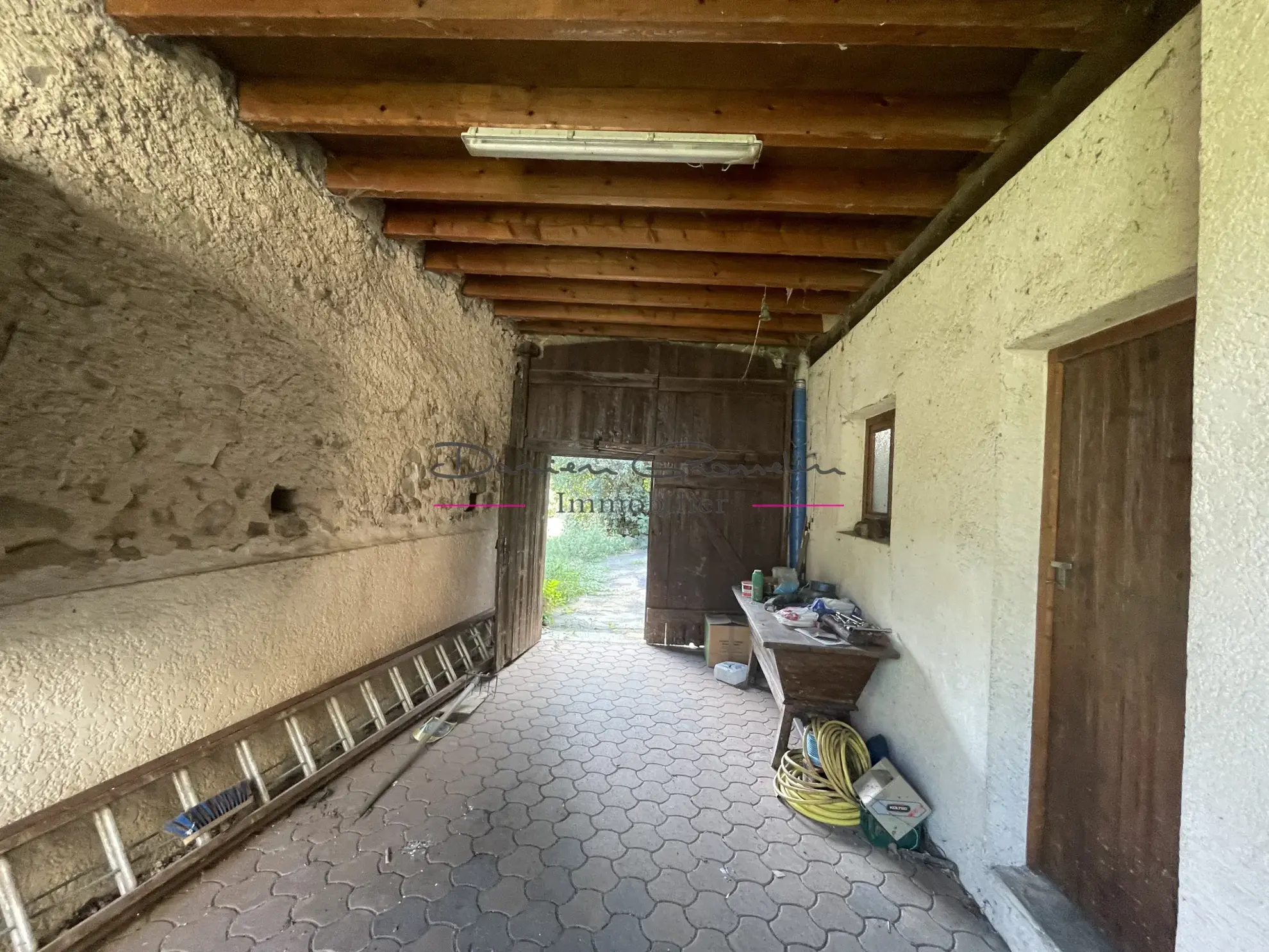 Maison de campagne en pierre à rénover avec terrain arboré à Cublize 