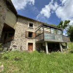 Maison de campagne en pierre à rénover avec terrain arboré à Cublize