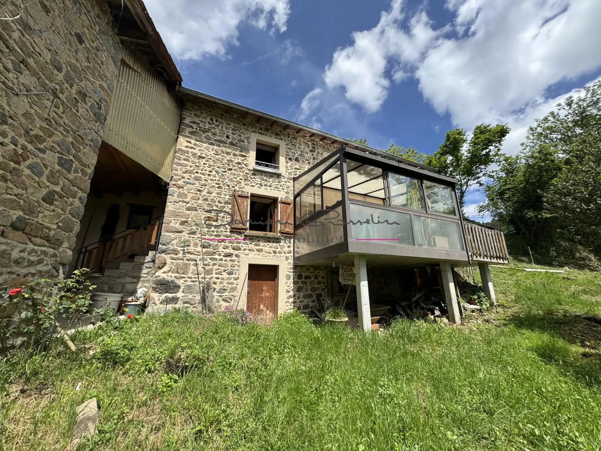 Maison de campagne en pierre à rénover avec terrain arboré à Cublize 