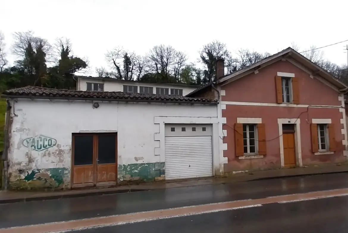 Maison en pierre à rénover à St Martin de Ribérac avec garage et atelier 