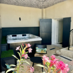 Maison de village rénovée avec garage et jacuzzi à Suzette