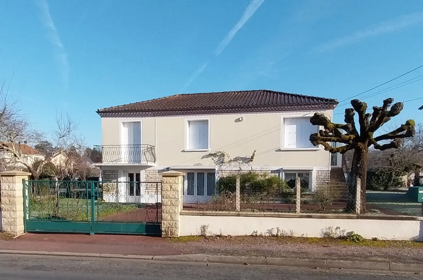 Maison rénovée avec garage à Chancelade sur 1054 m² 