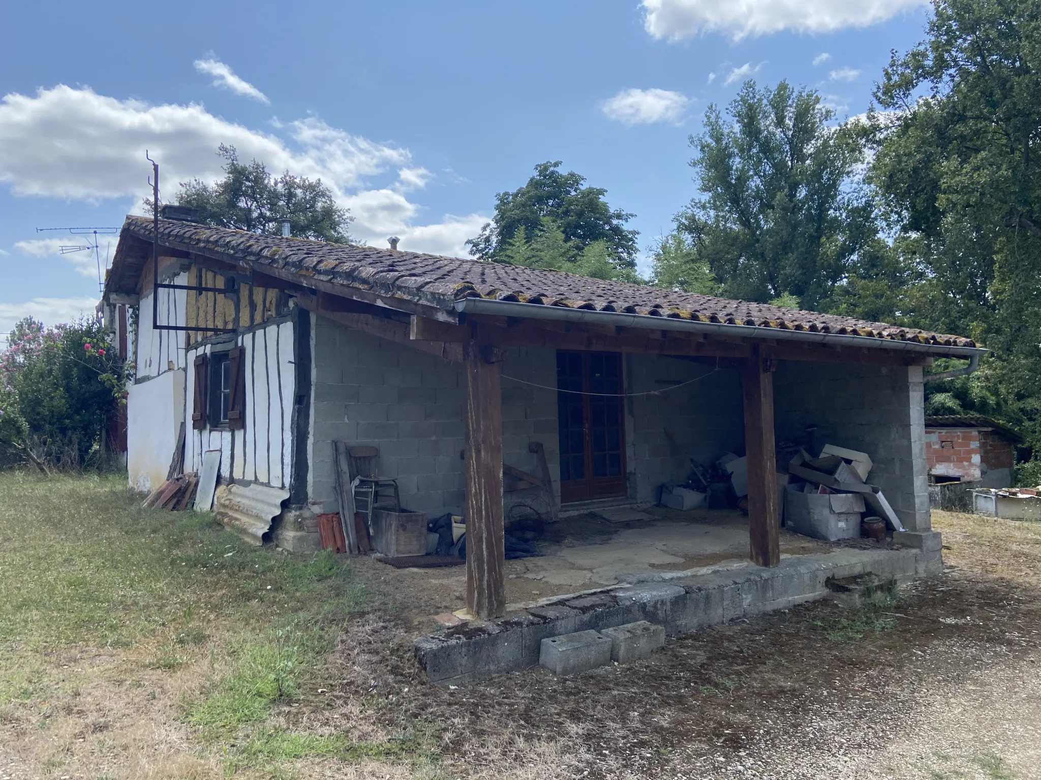 Ensemble immobilier avec deux maisons et un hangar à Castelnau d'Auzan 