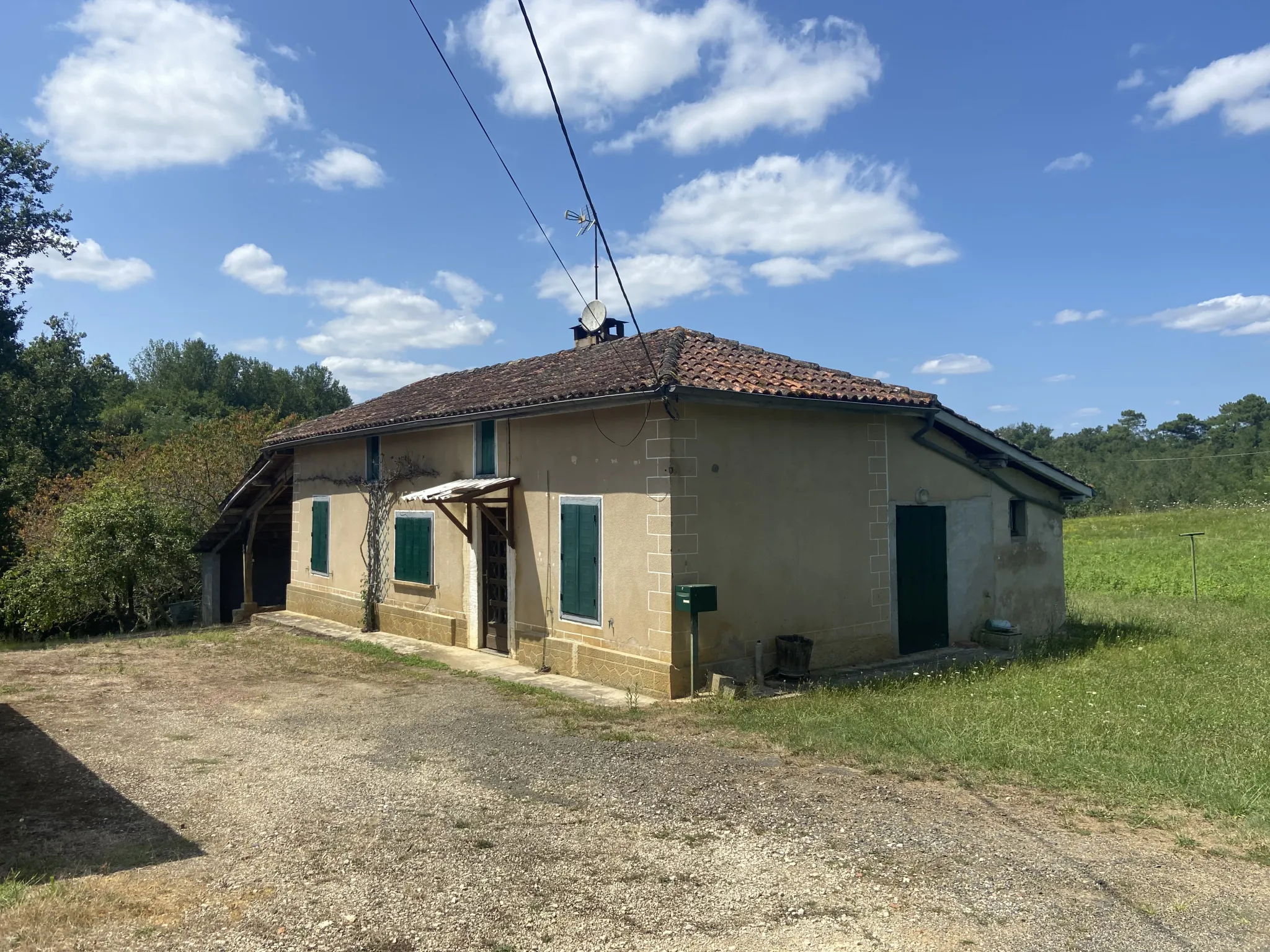 Ensemble immobilier avec deux maisons et un hangar à Castelnau d'Auzan 