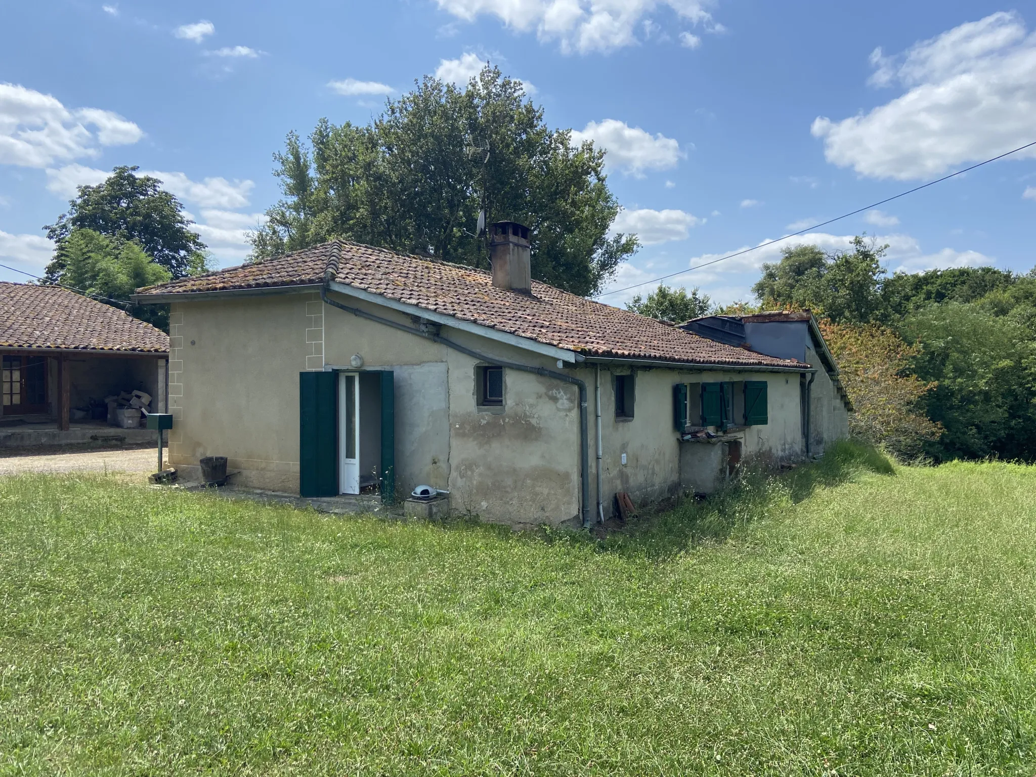 Ensemble immobilier avec deux maisons et un hangar à Castelnau d'Auzan 