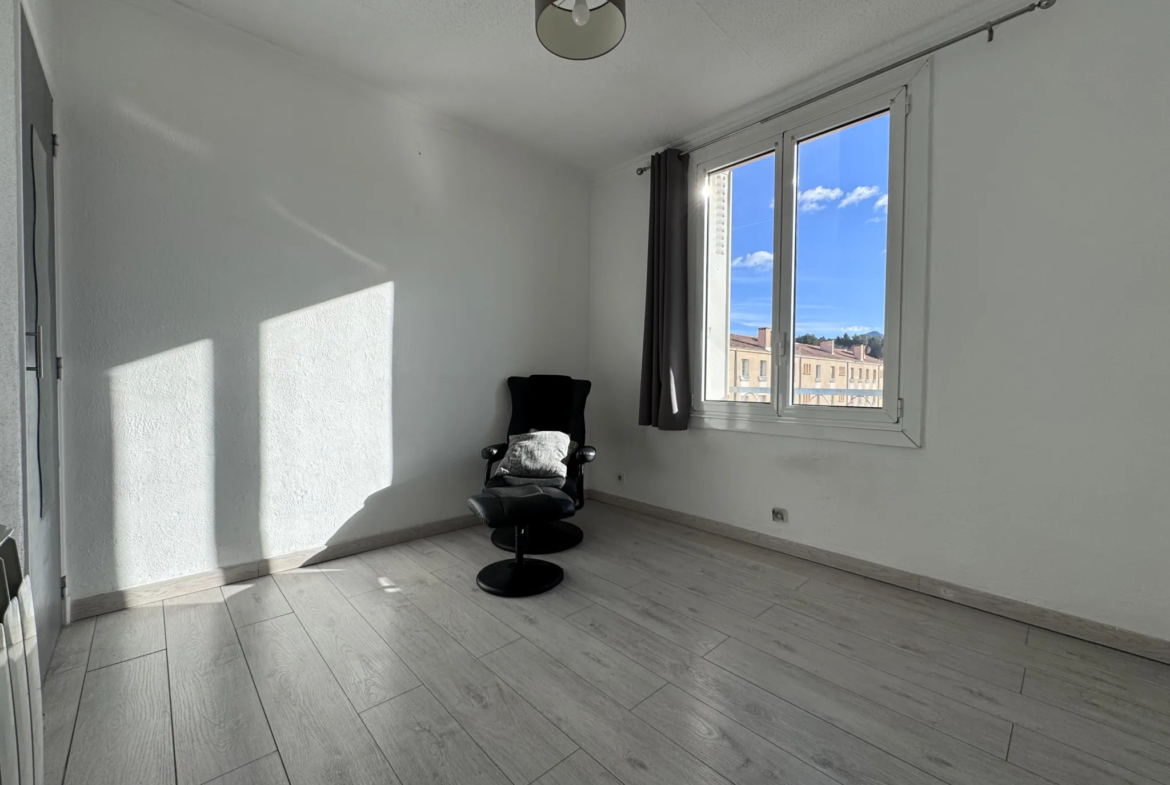 Appartement T4 avec balcon à Peyrolles en Provence à vendre 