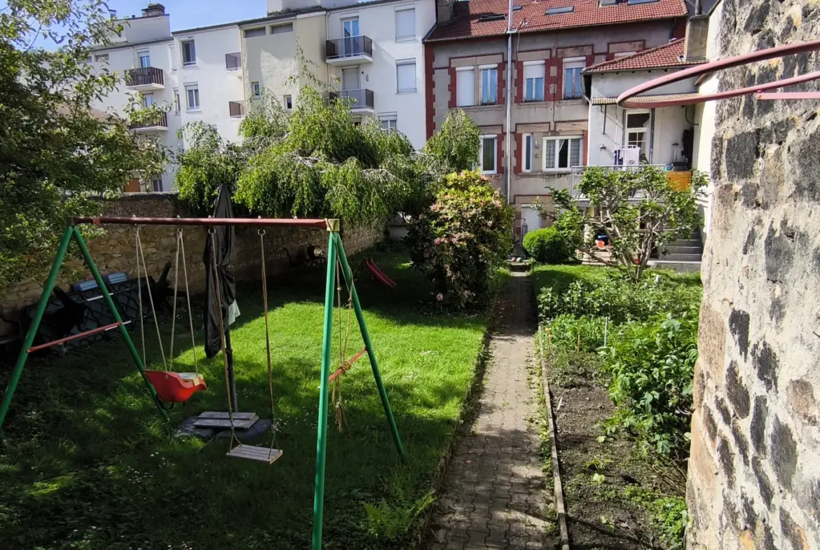 Atelier transformable en résidence de 255 m² avec jardin privatif à vendre 