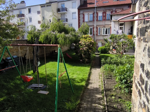 Atelier transformable en résidence de 255 m² avec jardin privatif à vendre