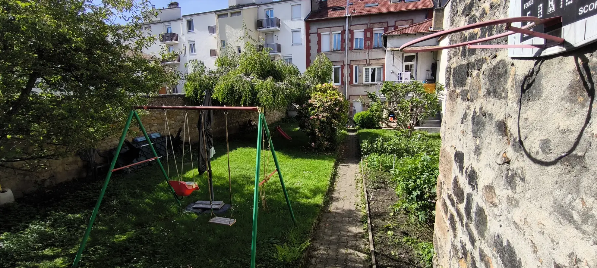 Atelier transformable en résidence de 255 m² avec jardin privatif à vendre 