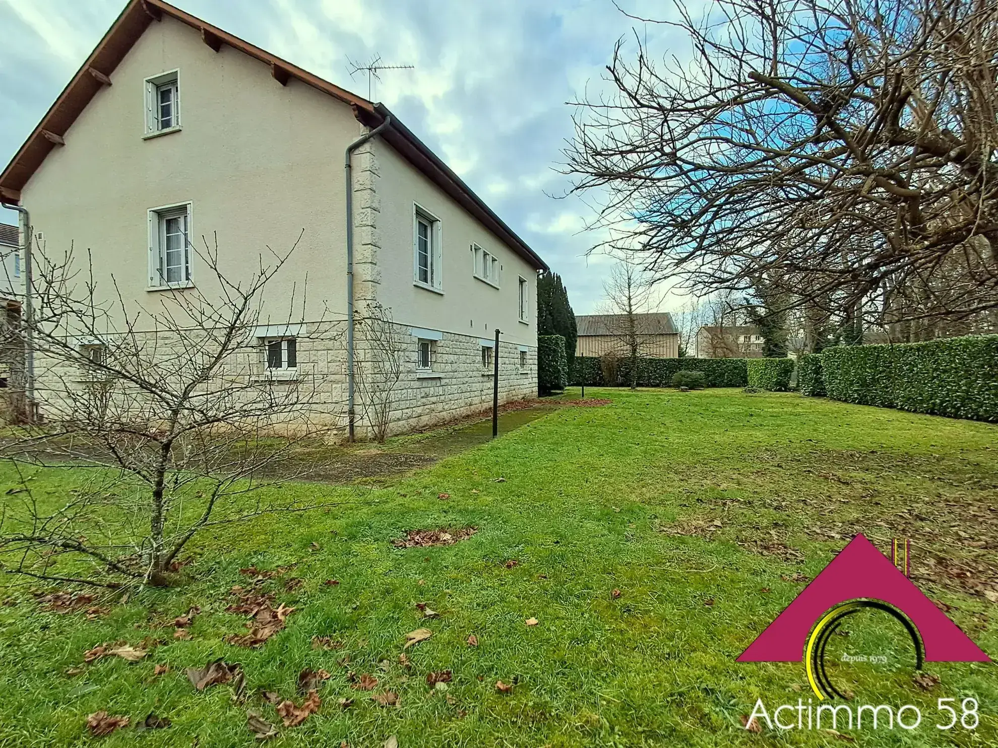 Vente d'un ensemble immobilier - Maison et studio à 13 km de Nevers 