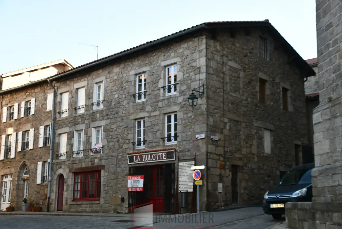 Immeuble en plein centre de La Chaise-Dieu avec potentiel locatif 