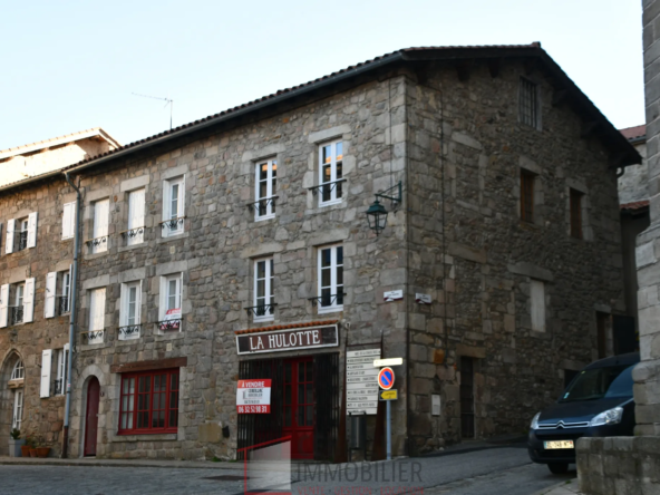 Immeuble en plein centre de La Chaise-Dieu avec potentiel locatif