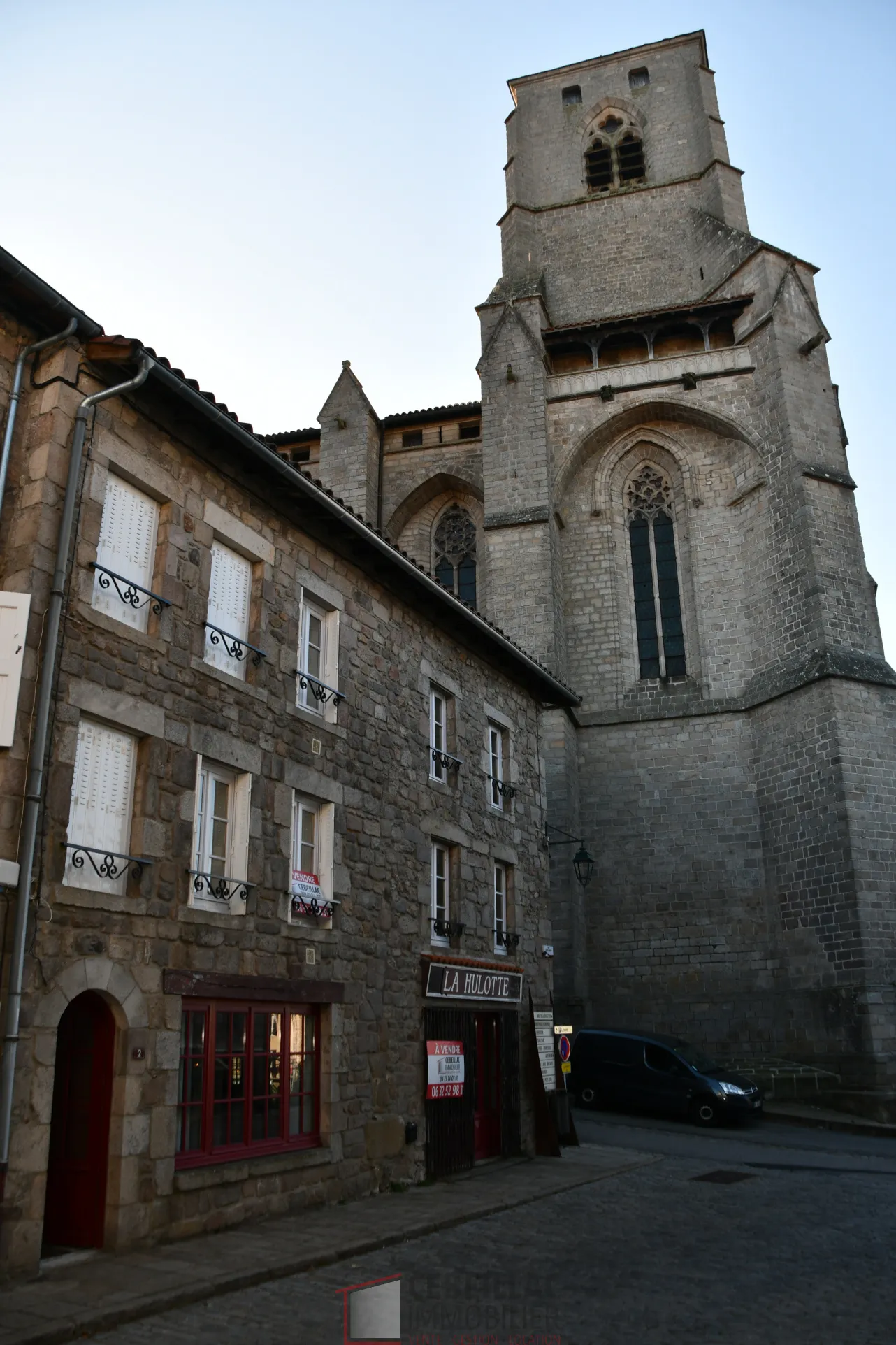 Immeuble en plein centre de La Chaise-Dieu avec potentiel locatif 