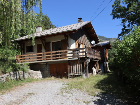 Maison dans les arbres proche du village à Beauvezer