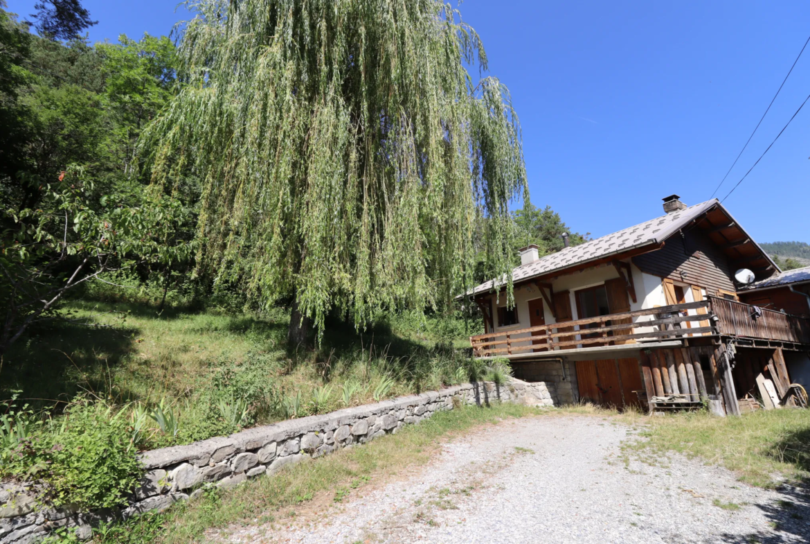 Maison dans les arbres proche du village à Beauvezer 