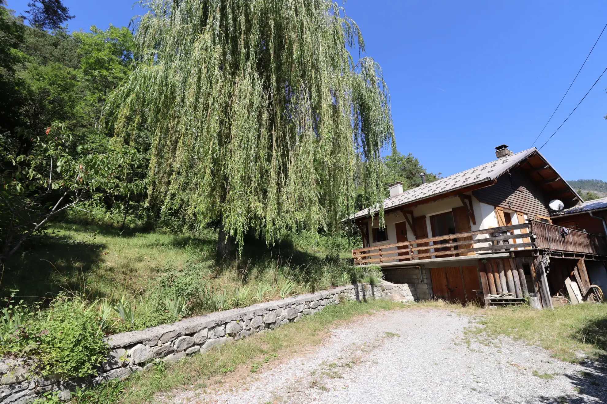 Maison dans les arbres proche du village à Beauvezer 