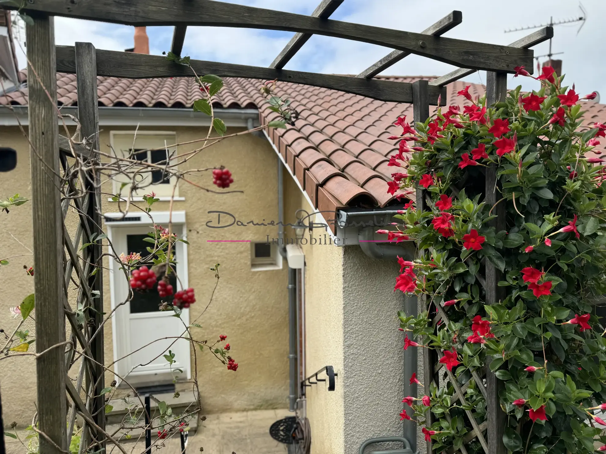 Maison de Village à Tarare avec Terrain et Panneaux Photovoltaïques 