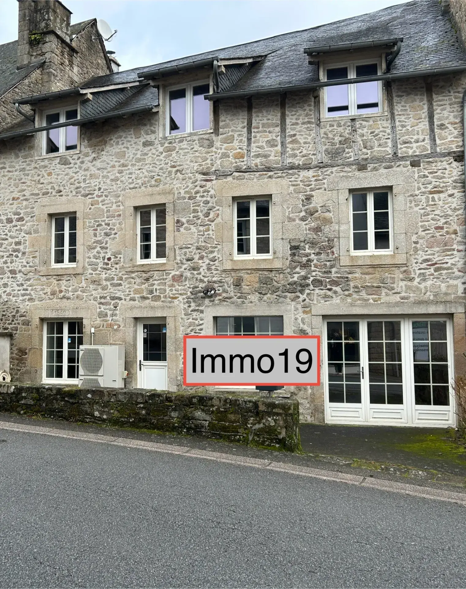 Immeuble à Corrèze avec locaux commerciaux rénovés 