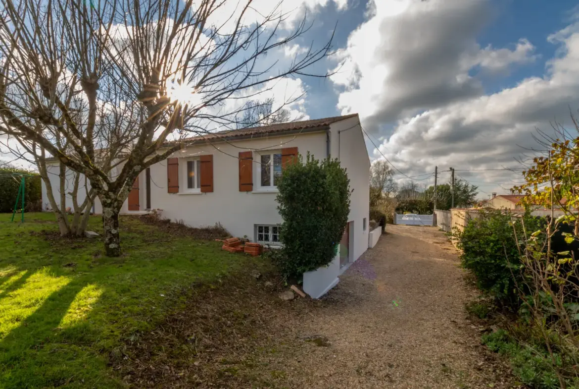 Maison T4 à rénover avec garage et jardin de 1500 m2 à Saint-Savinien 