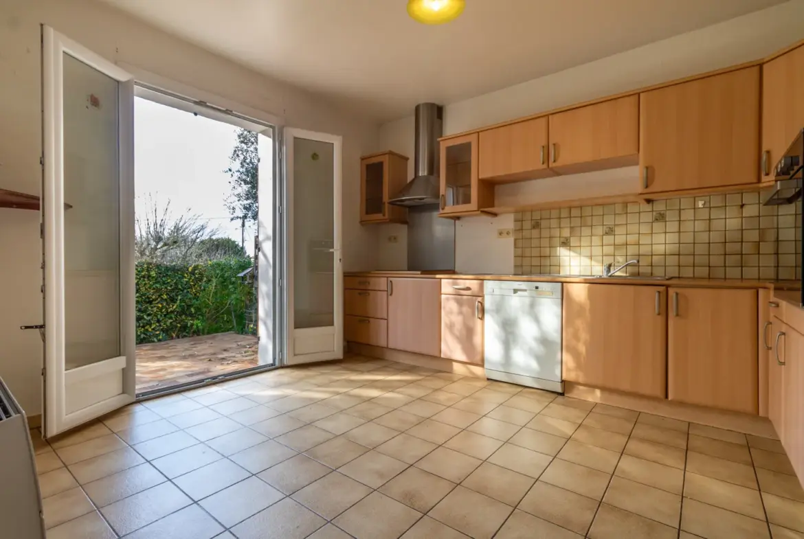 Maison T4 à rénover avec garage et jardin de 1500 m2 à Saint-Savinien 