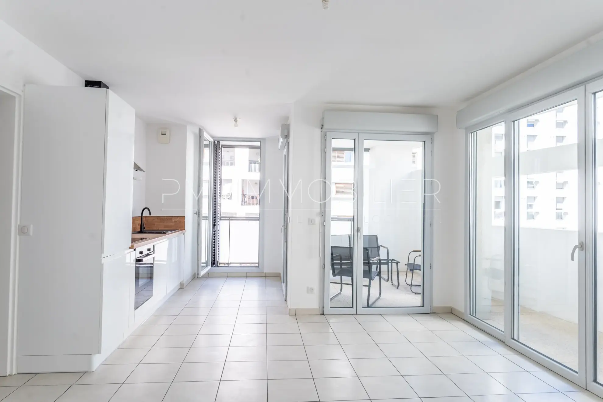 Bel Appartement T3 avec Terrasse à Marseille, Quartier Joliette 