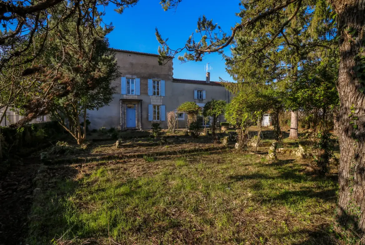 Maison ancienne 200 m² avec 5 chambres et jardins à Saint-Savinien 