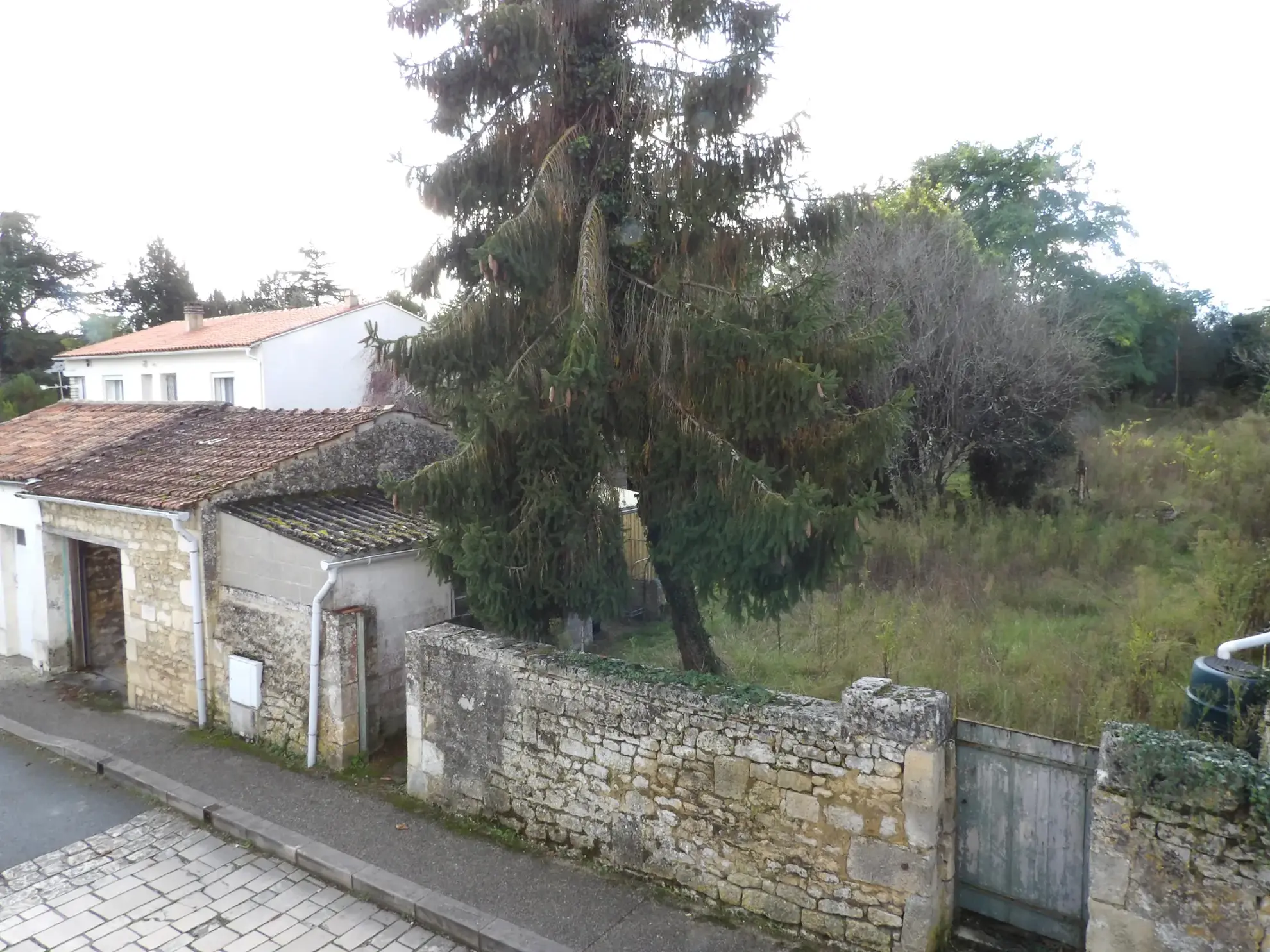 Maison à rénover avec jardin et garage à Port d'Envaux 