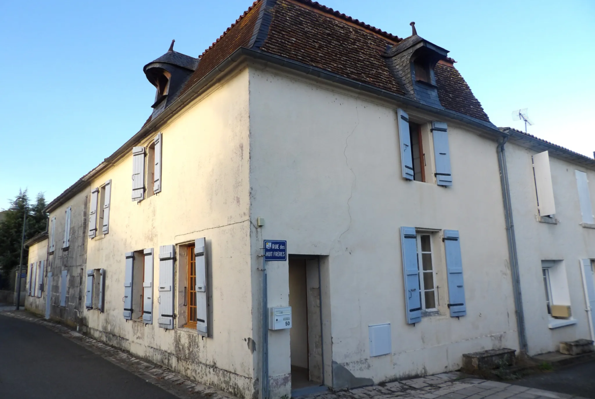 Maison à rénover avec jardin et garage à Port d'Envaux 