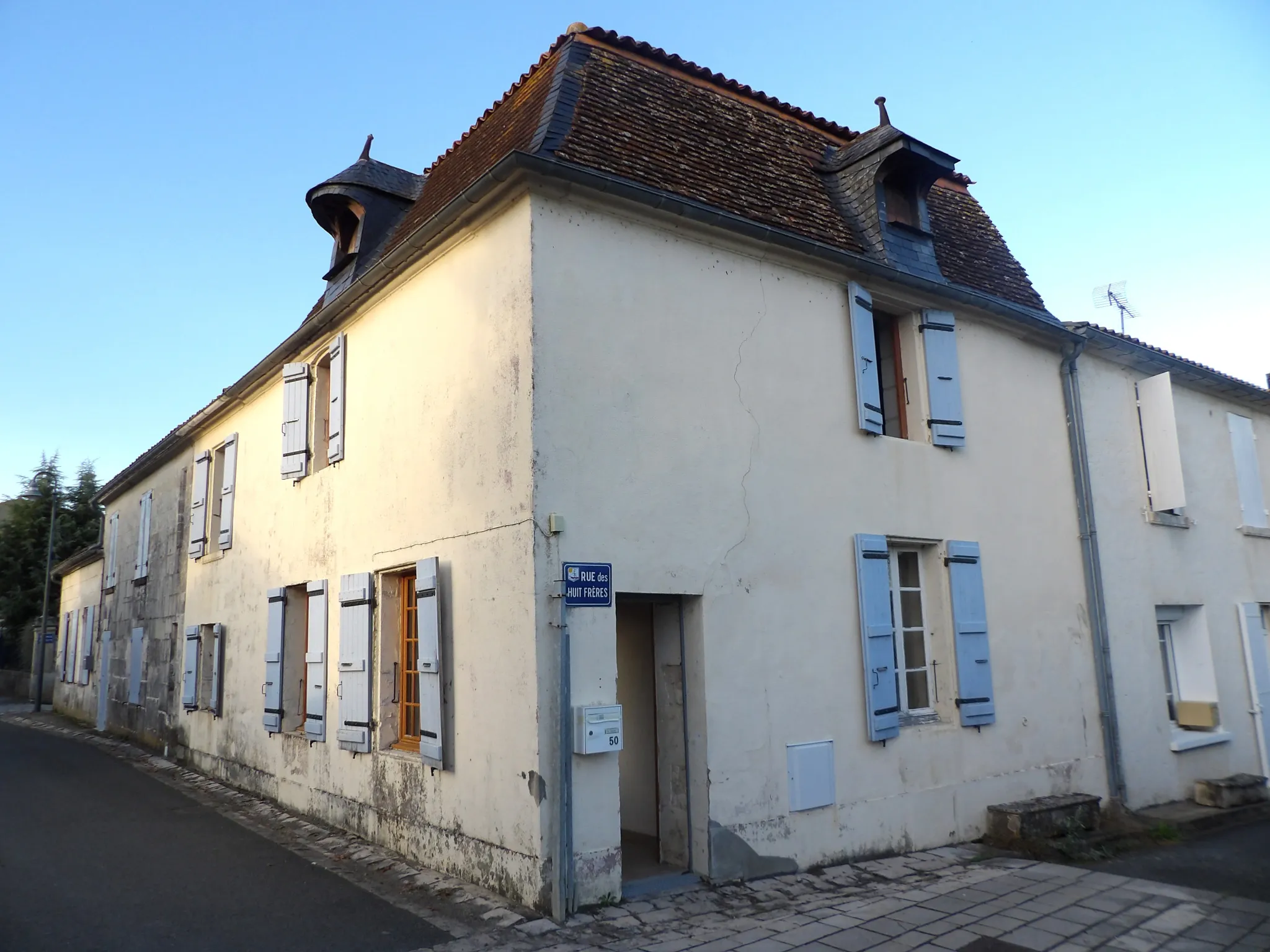 Maison à rénover avec jardin et garage à Port d'Envaux 