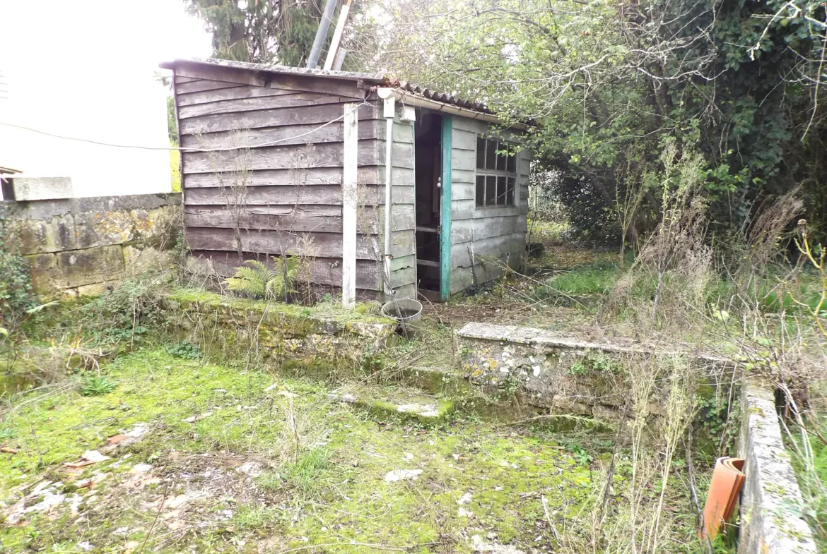 Maison à rénover avec jardin et garage à Port d'Envaux 