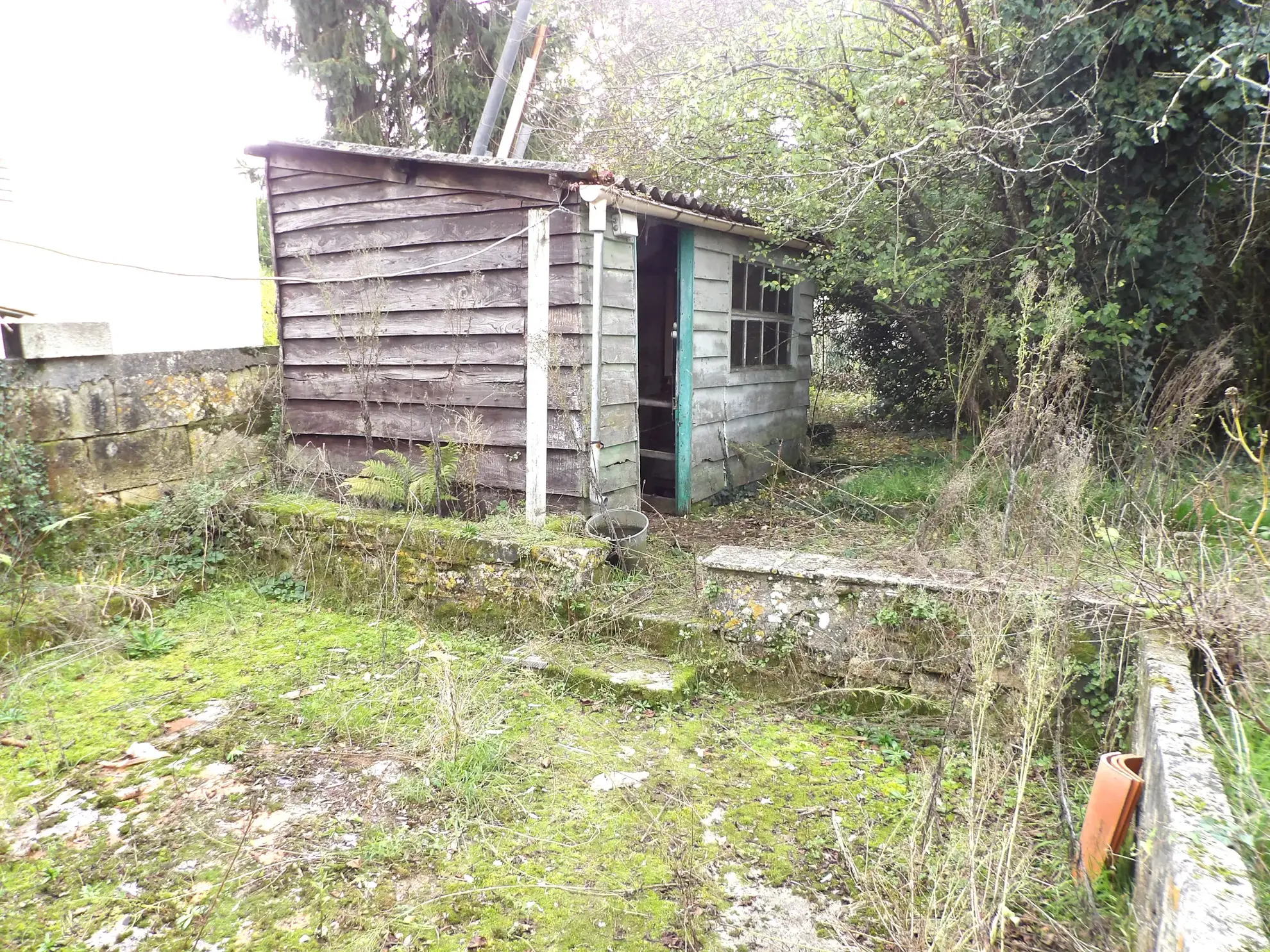 Maison à rénover avec jardin et garage à Port d'Envaux 