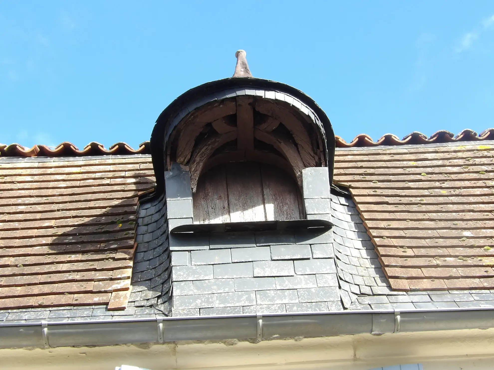 Maison à rénover avec jardin et garage à Port d'Envaux 