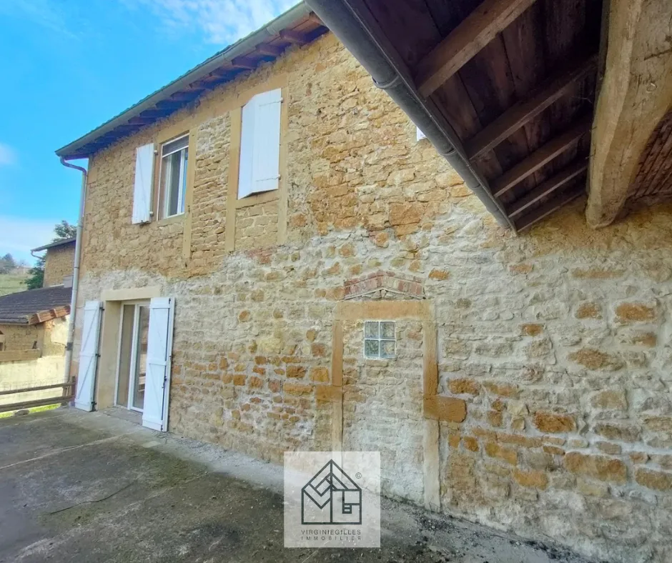 Maison familiale en pierres à Saint Denis de Cabanne 