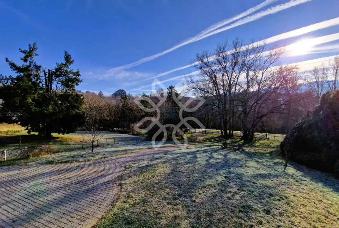 Maison en pierre avec accès à la rivière à Lavoute-Chilhac 