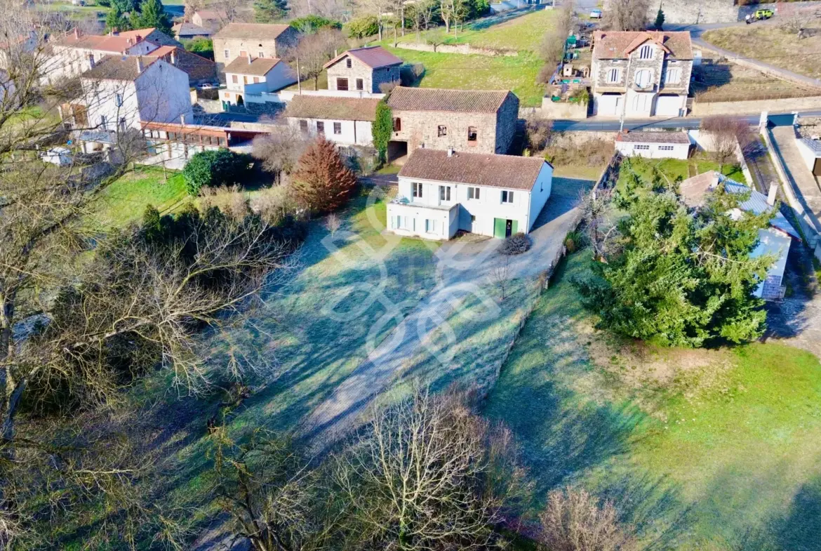 Maison en pierre avec accès à la rivière à Lavoute-Chilhac 