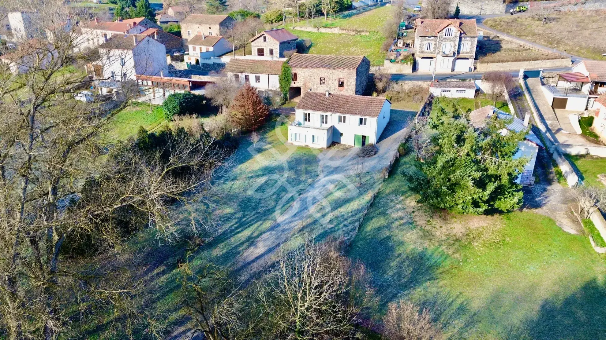 Maison en pierre avec accès à la rivière à Lavoute-Chilhac 