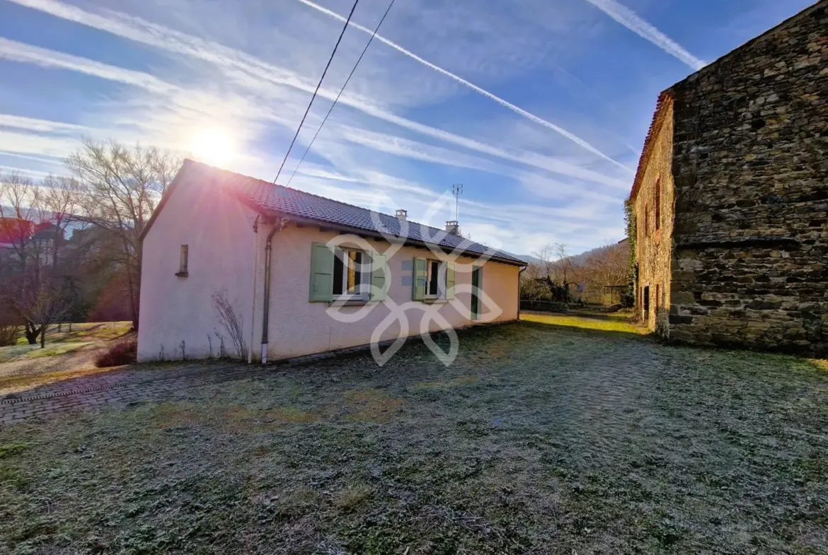 Maison en pierre avec accès à la rivière à Lavoute-Chilhac 