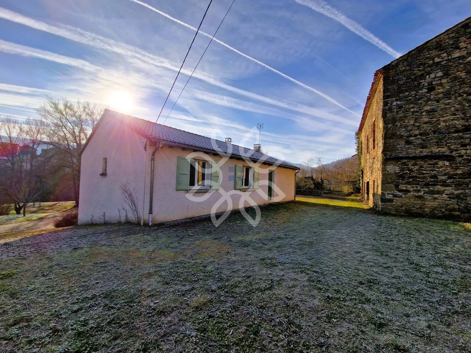 Maison en pierre avec accès à la rivière à Lavoute-Chilhac 