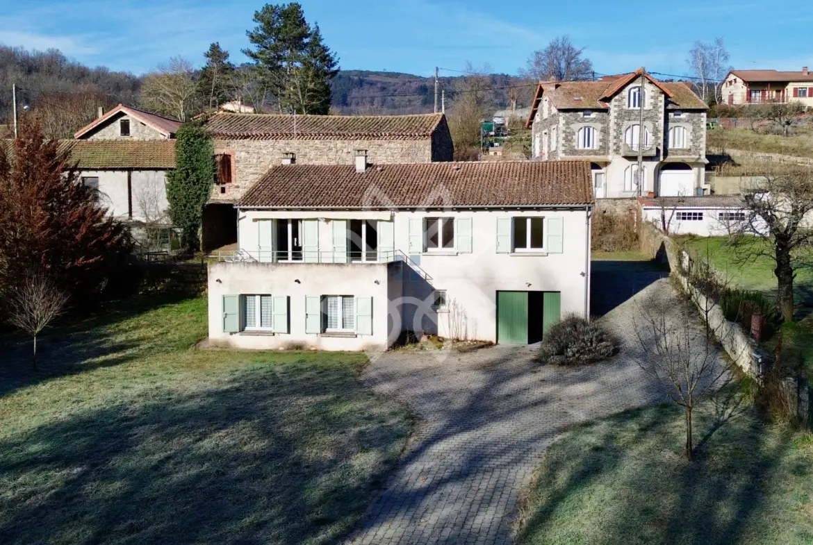 Maison en pierre avec accès à la rivière à Lavoute-Chilhac 